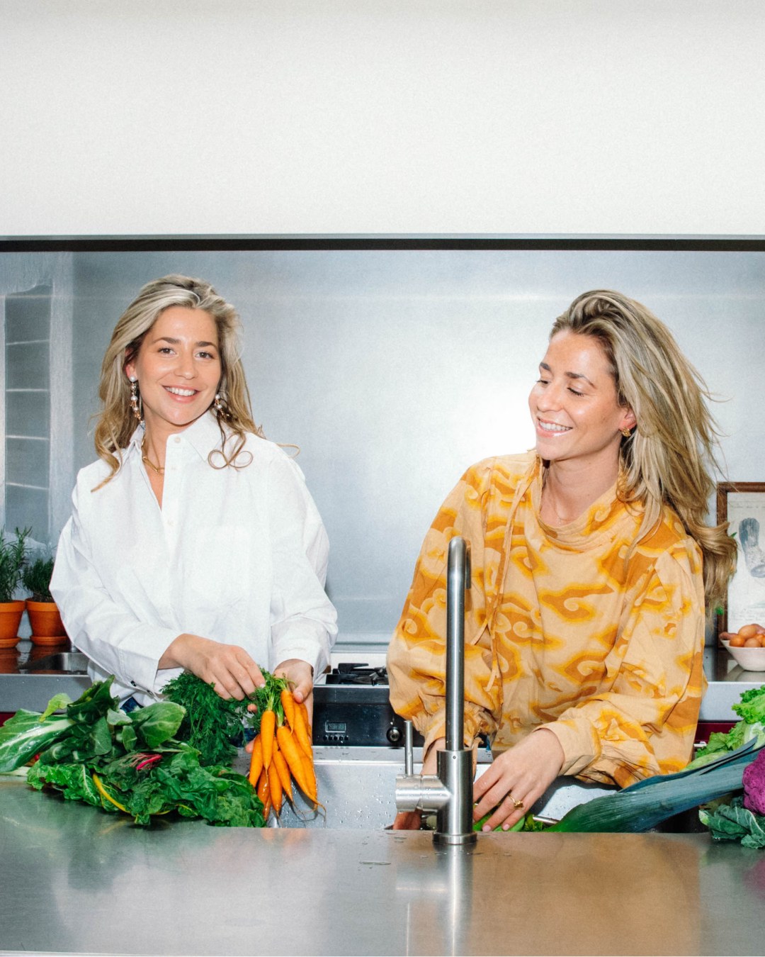 Joosje en Line in een Nederlandse keuken